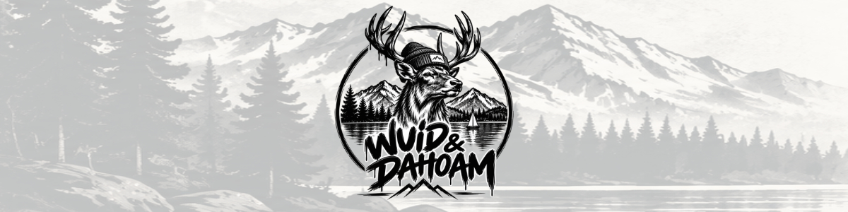 Wuid & Dahoam: Hirsch mit Mütze vor Bergsee und Tannen